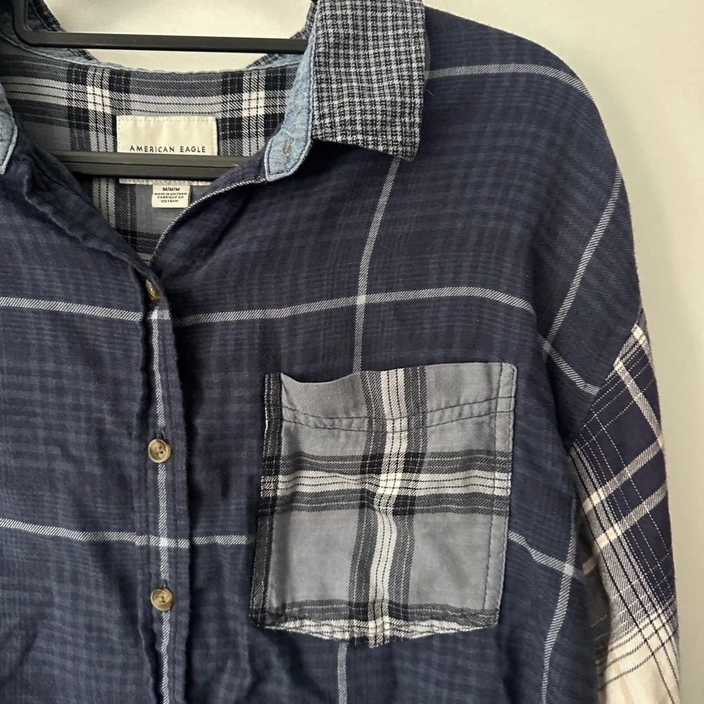 American Eagle Outfitters Cropped Navy Plaid Shirt Size M - Picture 3 of 7